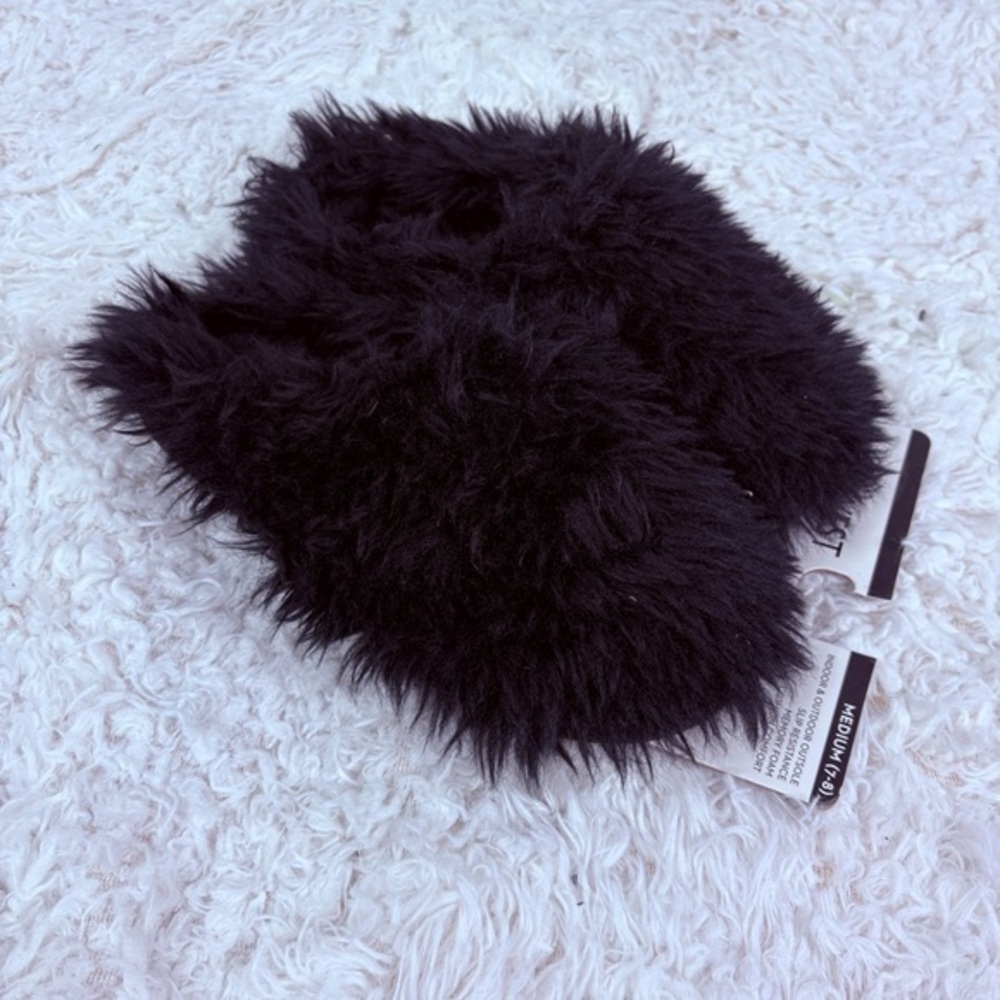 NWT NINE WEST Black furry full Fuzzy comfy cozy women’s Slippers size 7-8 M